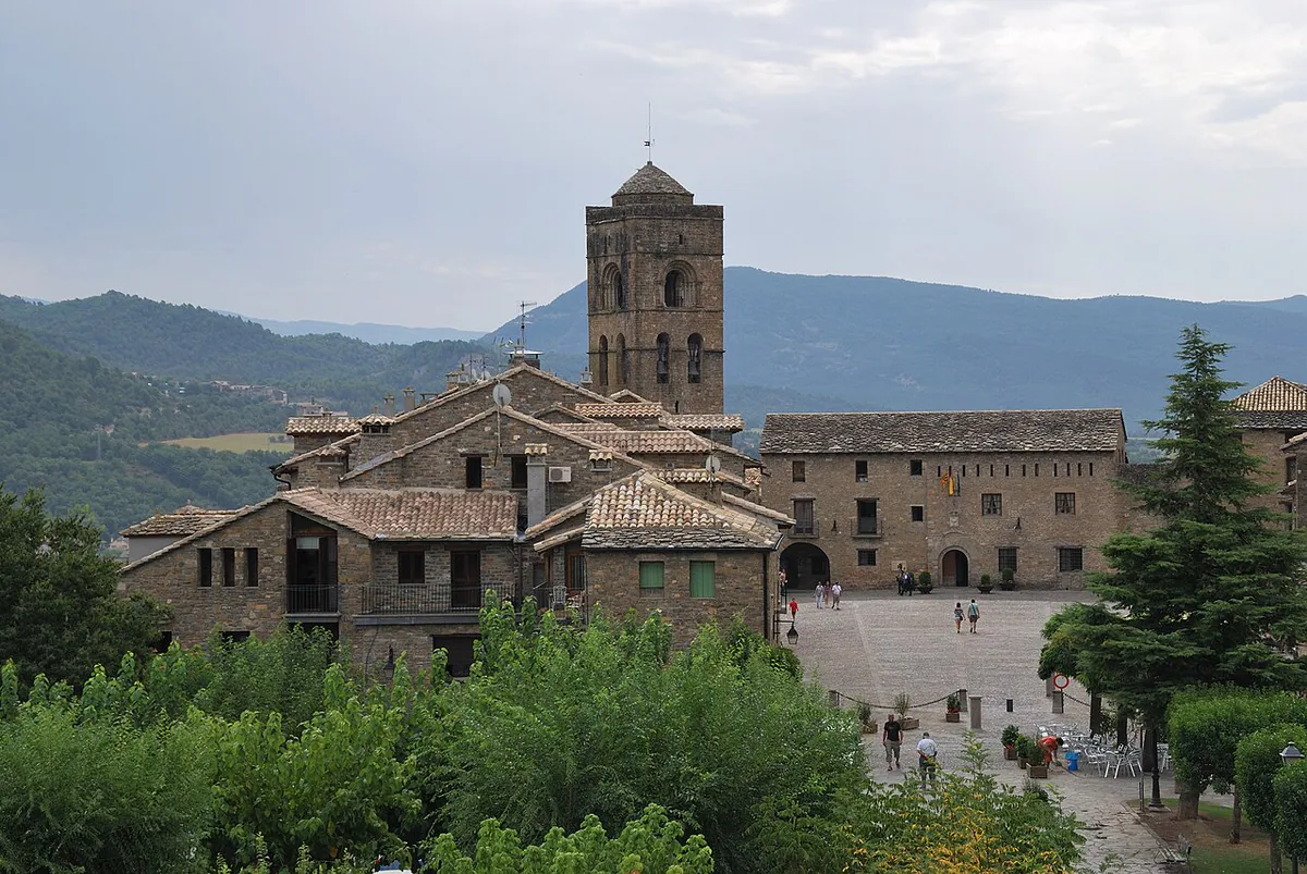 Vista del pueblo medieval de Aínsa en Huesca
