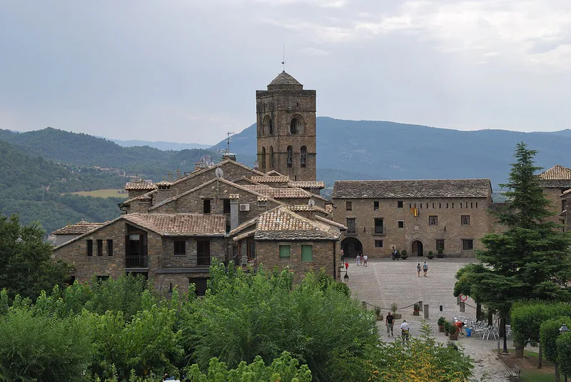 Vista del pueblo medieval de Aínsa en Huesca