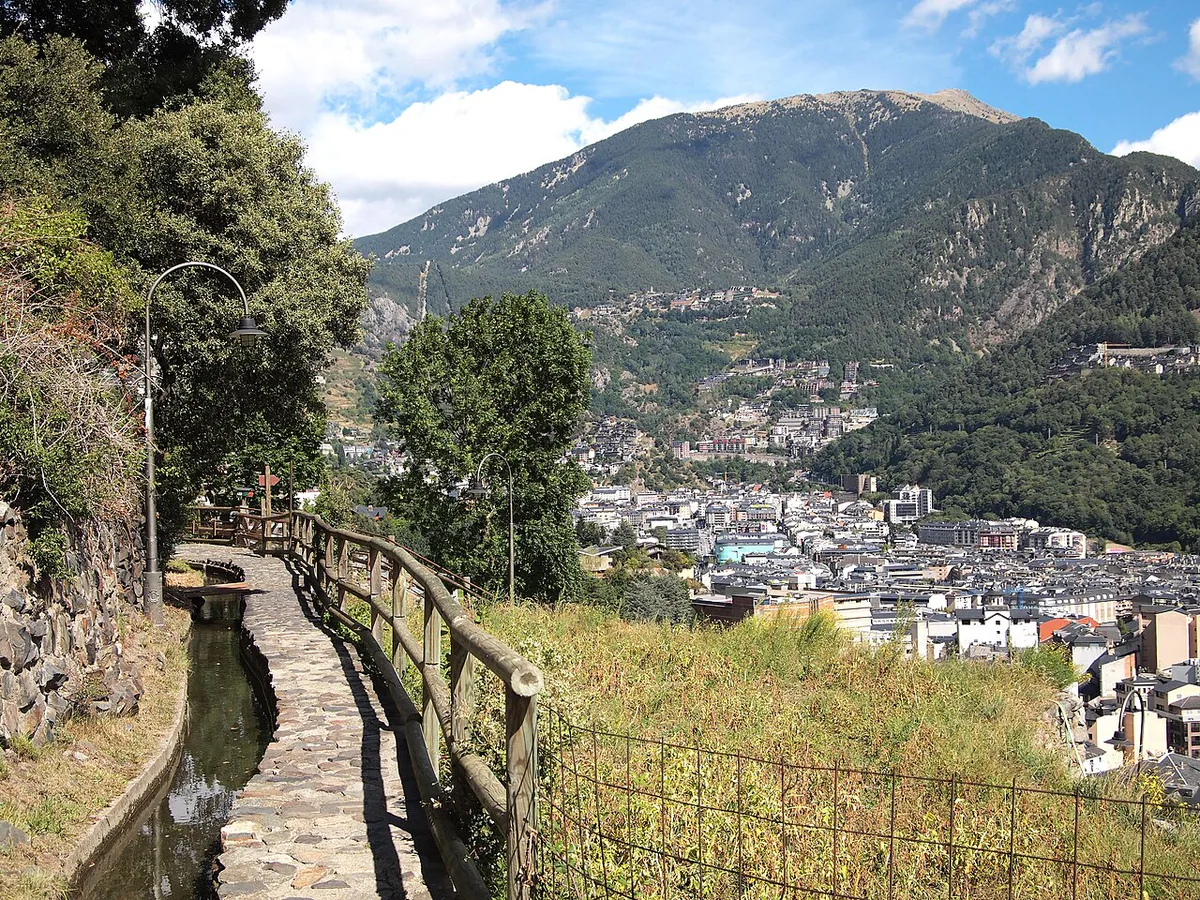 Vista de Andorra la Vella rodeada por las montañas