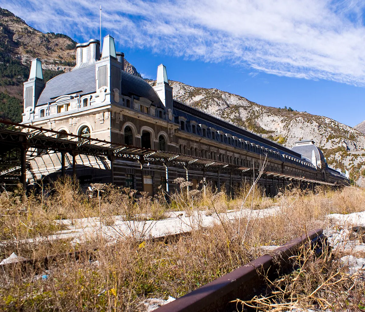 Estación Internacional de Canfranc en el Pirineo aragonés