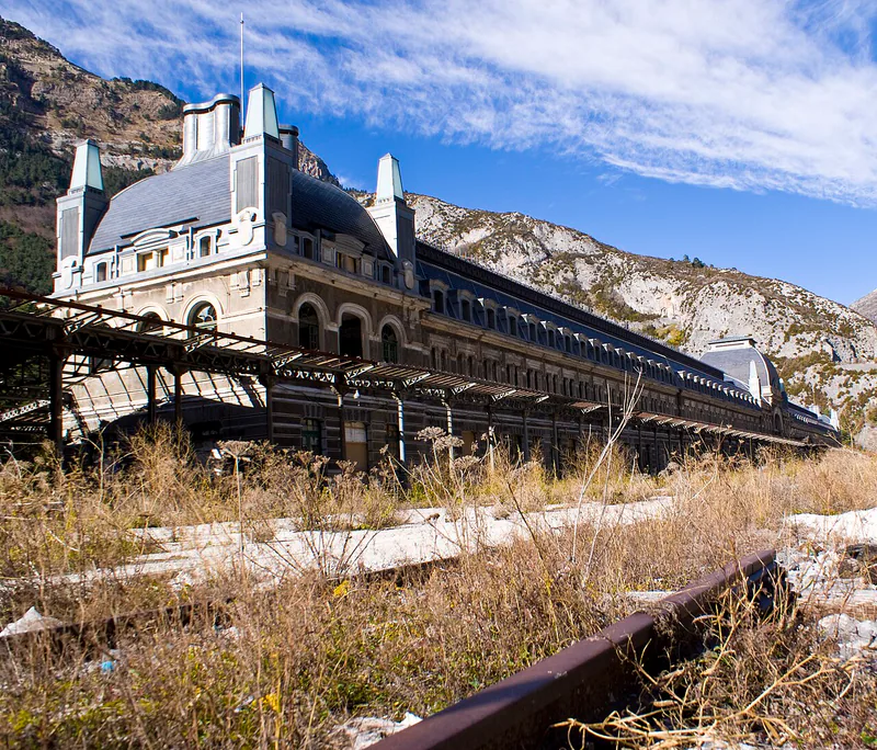 Estación Internacional de Canfranc en el Pirineo aragonés