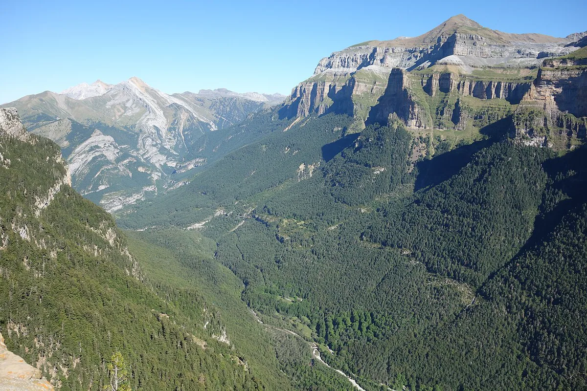 Valle de Ordesa visto desde una ruta de montaña